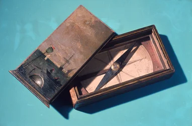 Trogkompass mit dekoriertem Holzdeckel, ca. 1800